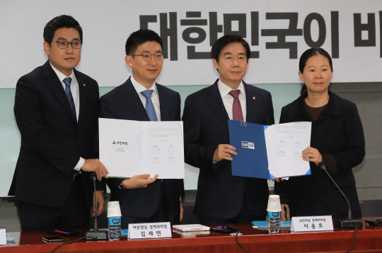 29일 오전 국회 의원회관에서 열린 국민의당·바른정당 정책연대협의체 출범 행사에서 의원들이 협약서에 서명한 뒤 기념촬영을 하고 있다. 왼쪽부터 바른정당 오신환 의원, 김세연 원내대표 권한대행 겸 정책위의장, 국민의당 이용호 정책위의장과 권은희 원내수석부대표.     연합뉴스